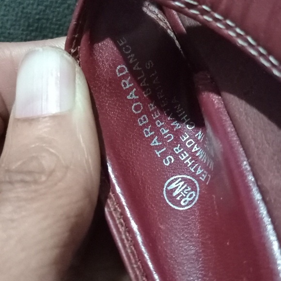 Brown Sandals with Y-Shaped Strap and Flexible Sole leather peeling on left shoe - Picture 4 of 6